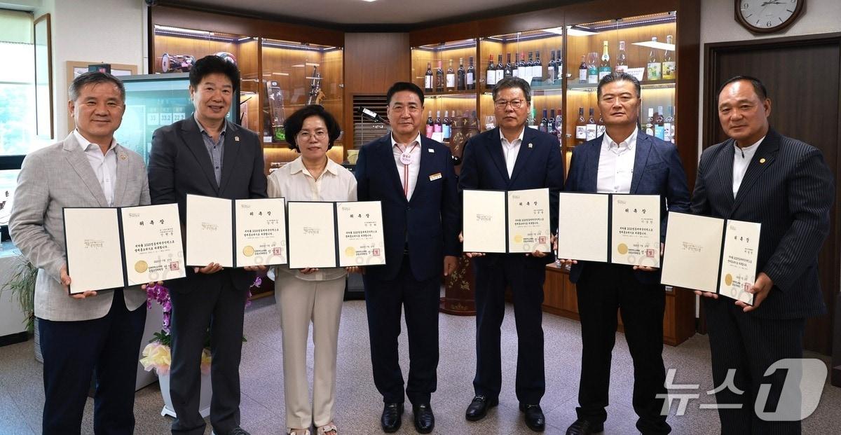 본문 이미지 - 10일 영동세계국악엑스포조직위원회가 충북 대표 기업인들을 명예홍보대사로 위촉하고 있다. (조직위 제공, 재판매 및 DB금지)/뉴스1
