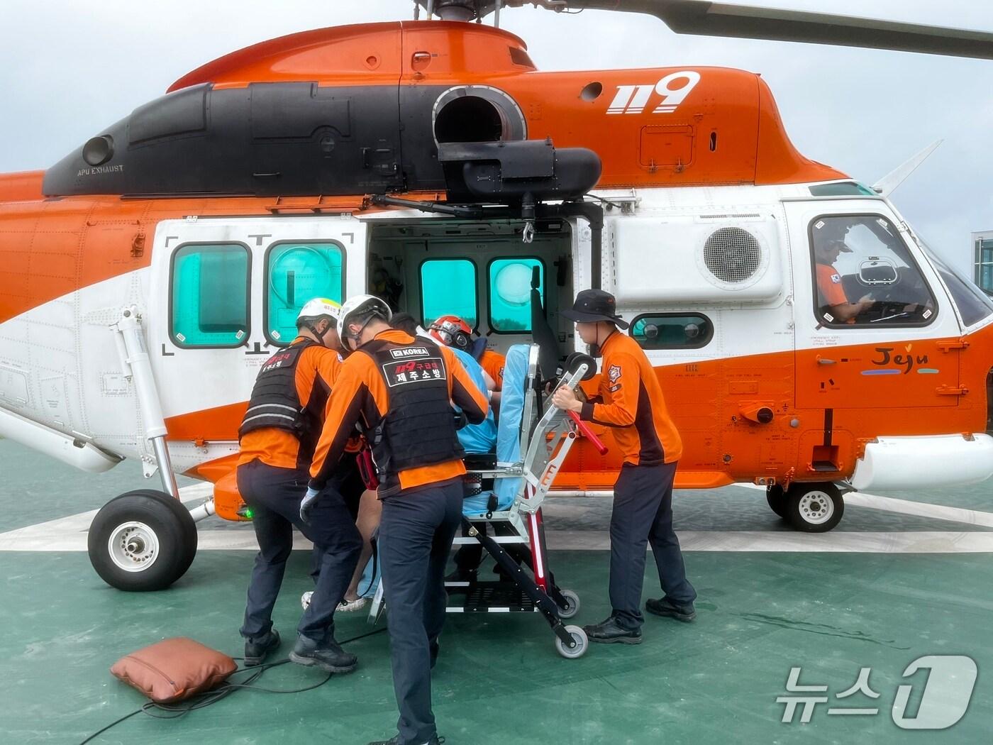 본문 이미지 - 10일 오전 제주시 우도에서 추락사고가 발생해 119구급대가 환자를 이송하고 있다.(제주도소방안전본부 제공. 재판매 및 DB 금지)