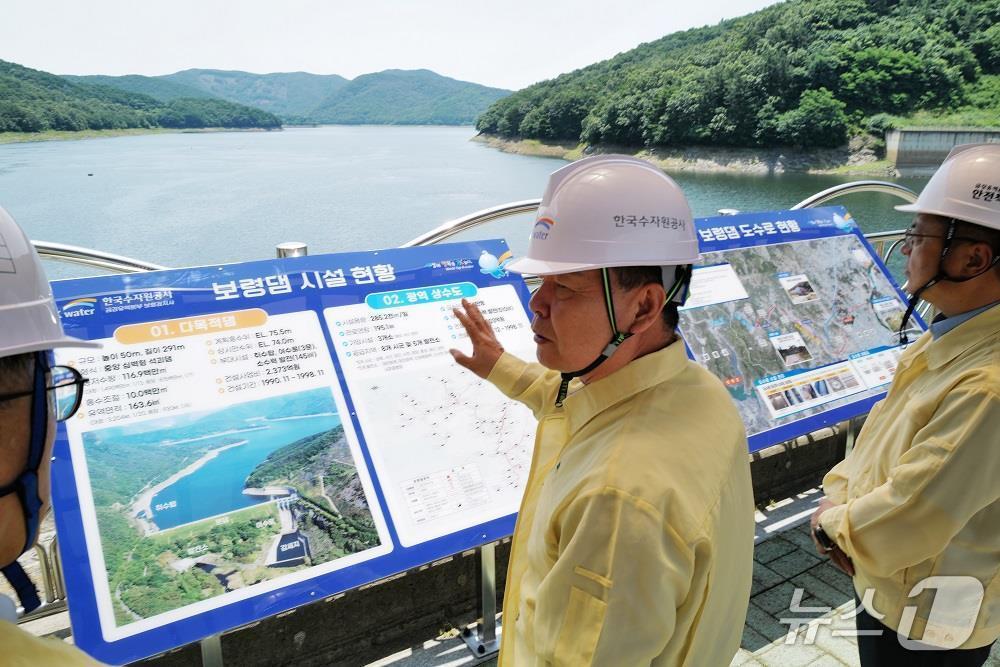 본문 이미지 - 윤석대 한국수자원공사 사장(가운데)이 충청남도 보령시 소재 보령다목적댐에서 저수 상황과 이상기후 상황별 댐 운영 전략을 점검하고 있다. (한국수자원공사 제공.재판매 및 DB금지)/뉴스1