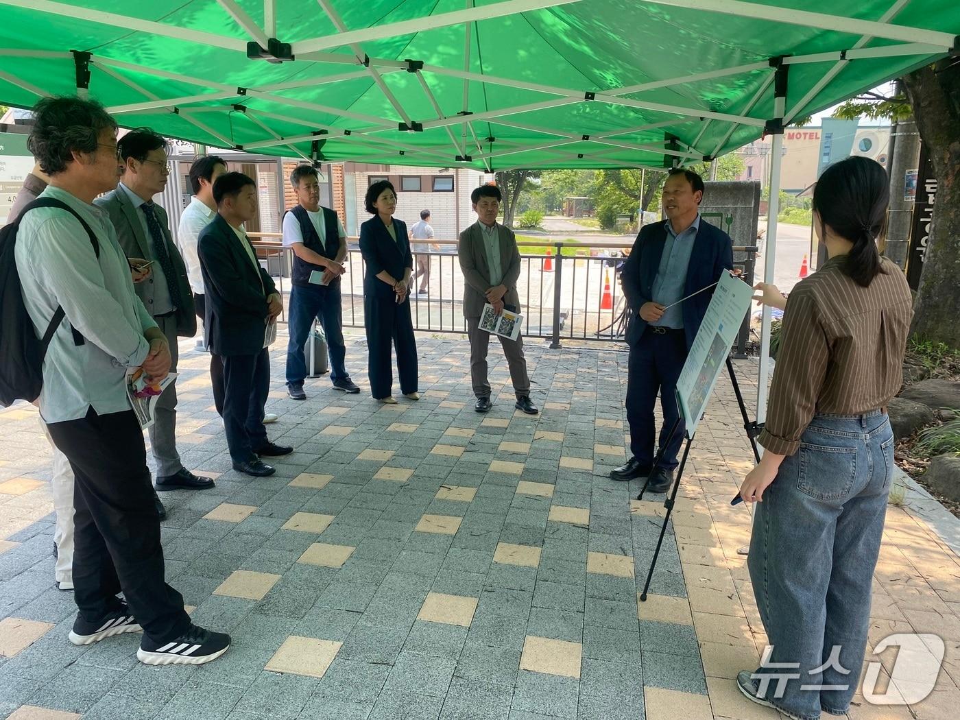 본문 이미지 - 2025년 남도음식거리 조성사업 대상지 선정 실사단이 현장을 찾아 실사를 벌이고 있다(구례군 제공) 