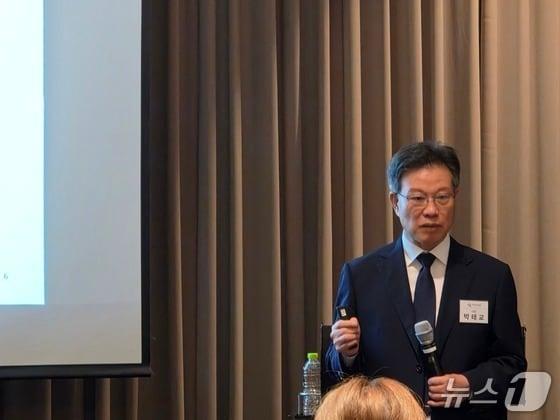 본문 이미지 - 박태교 인투셀 대표가 서울시 여의도 콘래드서울에서 열린 기업설명회에서 발표를 하고 있다./뉴스1 황진중 기자