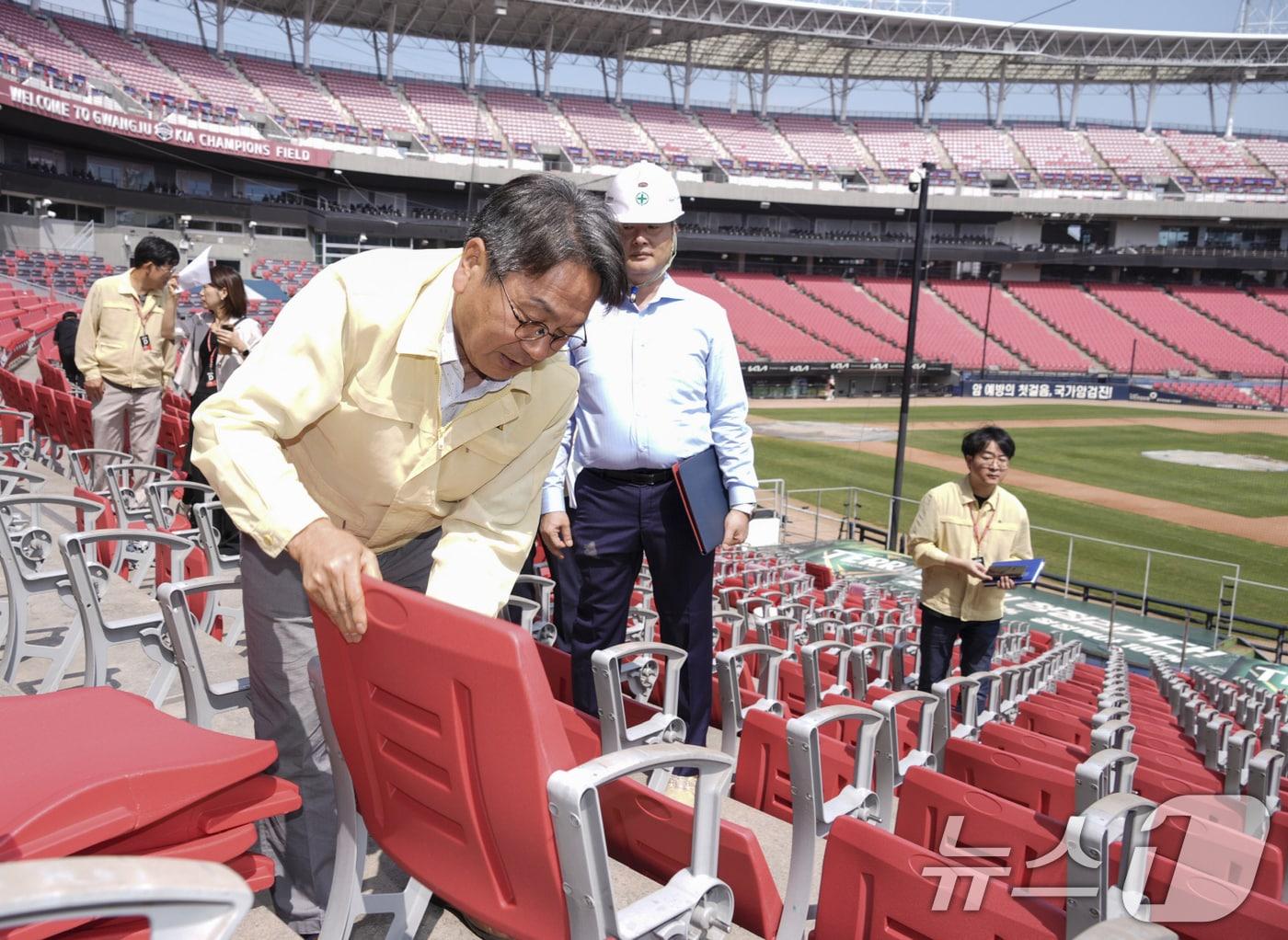 본문 이미지 - 강기정 광주시장이 10일 오전 광주기아챔피언스필드를 찾아 관람석 교체작업 진행 상황과 근로자들의 폭염대응 실태를 점검하고 있다.(광주시 제공. 재판매 및 DB 금지) 2025.7.10/뉴스1 ⓒ News1 박준배 기자