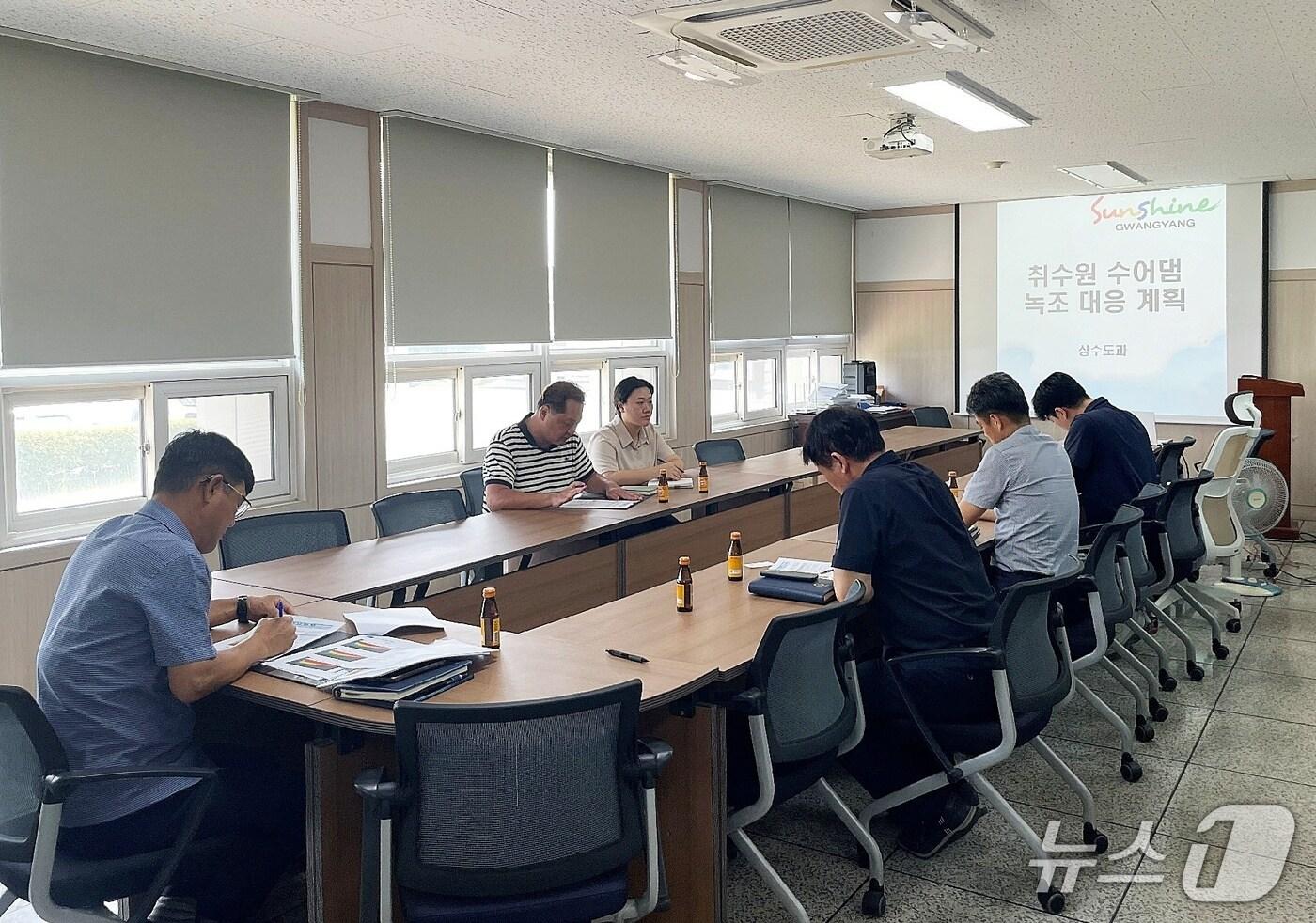 광양시가  폭염으로 수어댐의 녹조가 빠르게 확산되면서  수자원공사와 용강·마동정수장의  녹조 대응 체계를 논의했다.&#40;광양시 제공&#41;