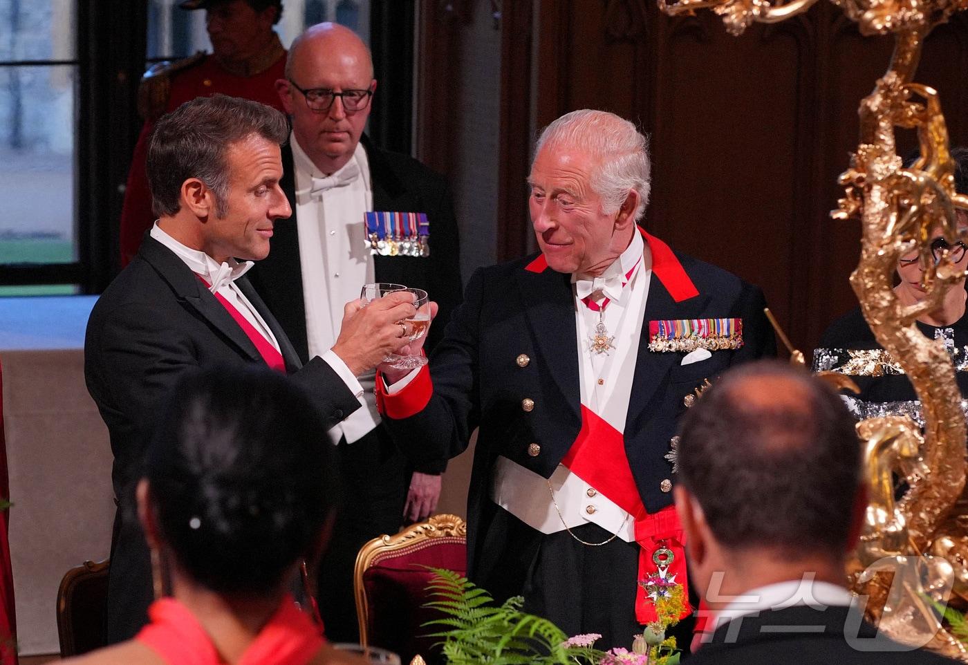 에마뉘엘 마크롱 프랑스 대통령(왼쪽)이 8일(현지시간) 영국 국빈 만찬에서 찰스 3세 국왕과 건배하는 모습. 2025.07.08 ⓒ 로이터=뉴스1 ⓒ News1 이지예 객원기자