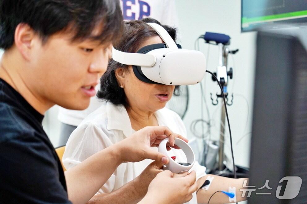 본문 이미지 - 가상현실(VR) 기술을 활용한 심리 치유 프로그램 모습.(대전시사회서비스원 제공. 재판매 및 DB금지)/뉴스1