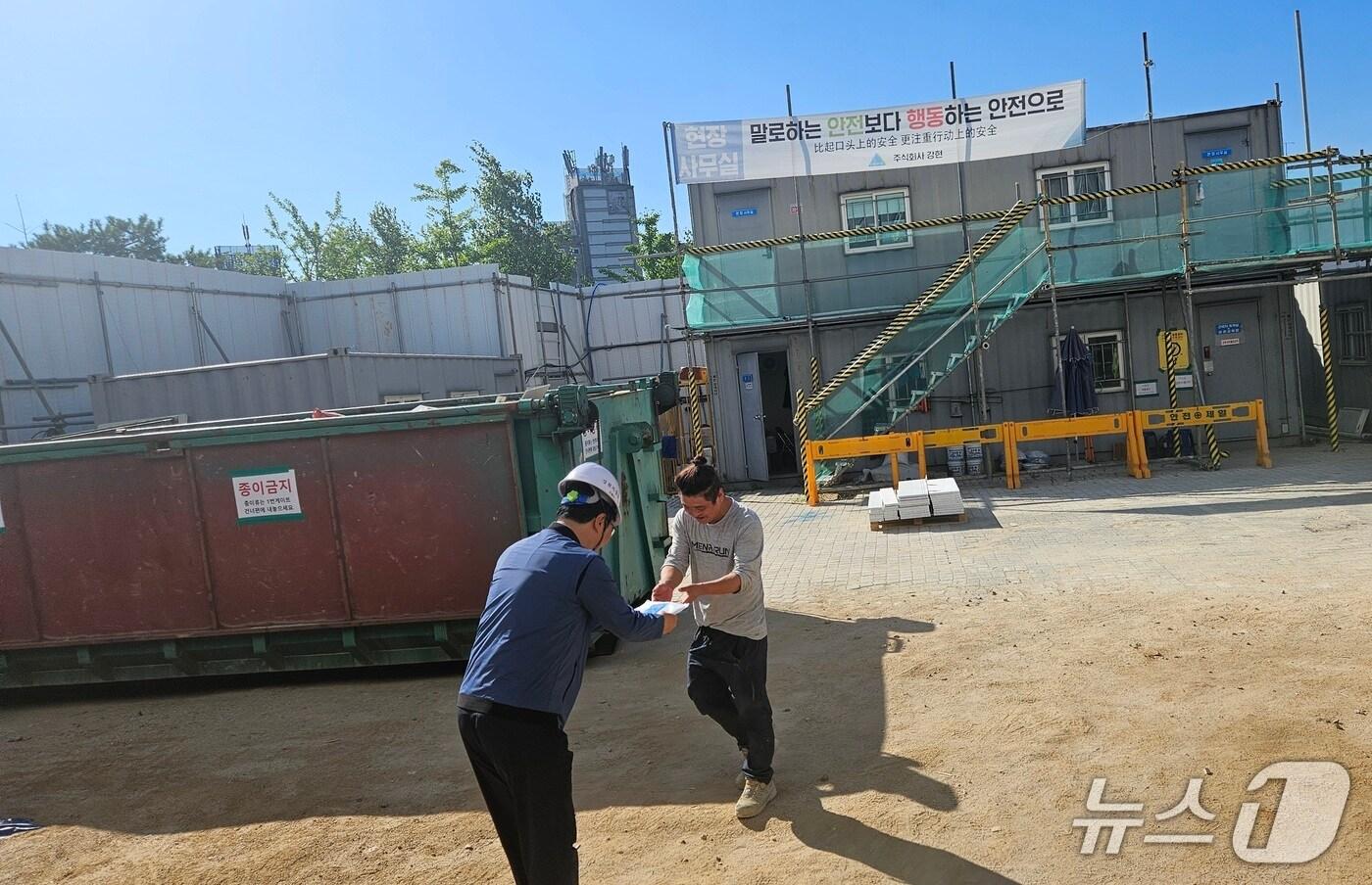 고용노동부 강원지청, 건설현장 찾아 폭염예방 키트 전달.(고용노동부 강원지청 제공, 재판매 및 DB금지)