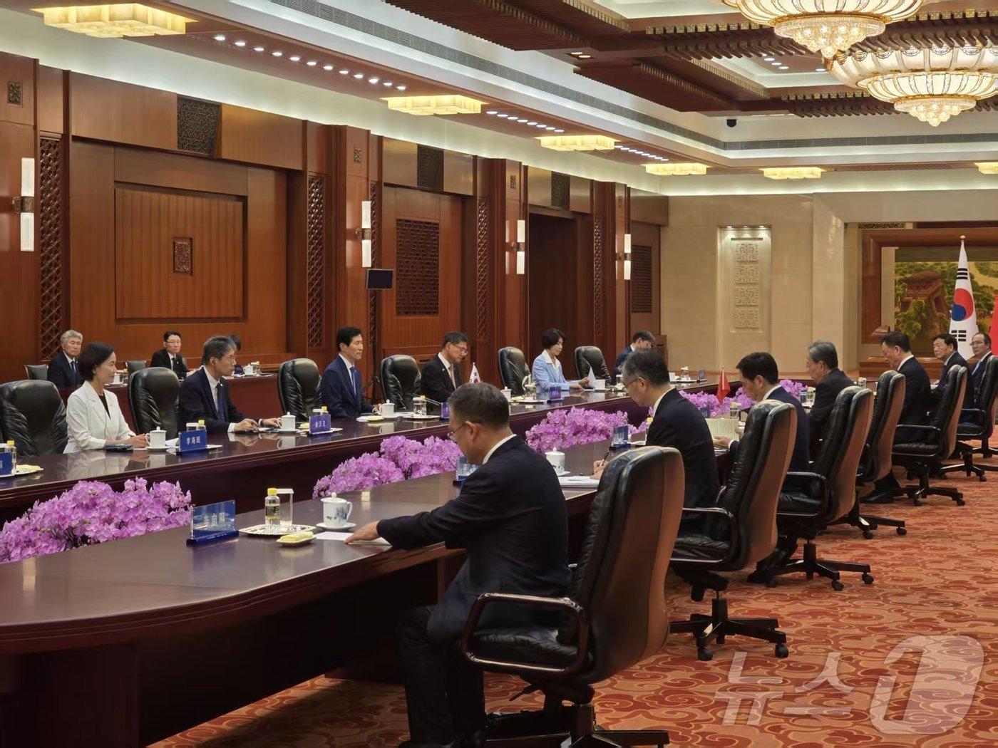 본문 이미지 - 이학영 국회 부의장을 대표로 하는 국회 대표단이 10일 베이징 인민대회당에서 자오러지 중국 전국인민대표대회 상무위원장과 회담하고 있다. (사진=베이징특파원단 공동취재) ⓒ News1 정은지 특파원