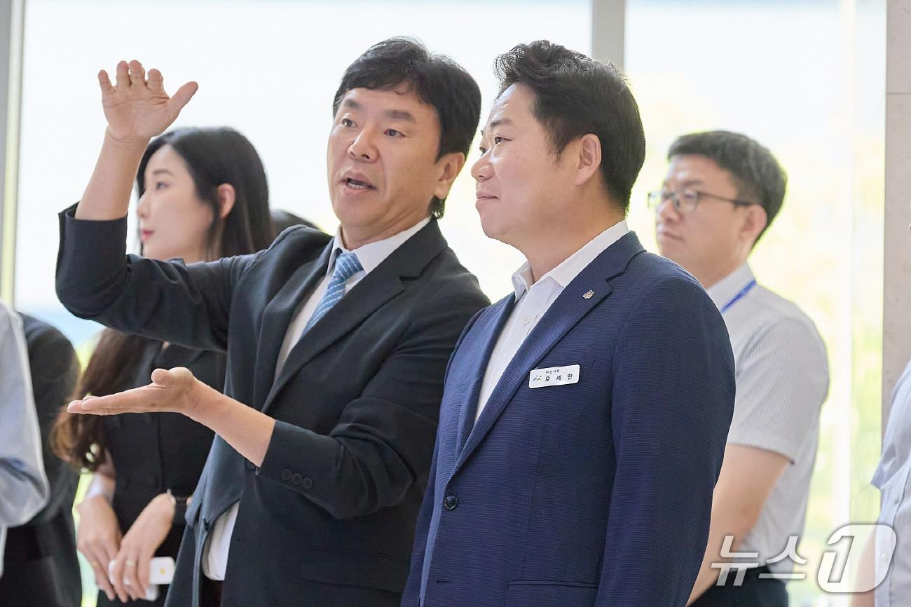 본문 이미지 - 조성순 삼성디스플레이 상생협력센터장으로부터 설명듣는 오세현 아산시장. &#40;아산시청 제공. 재판매 및 DB금지&#41;