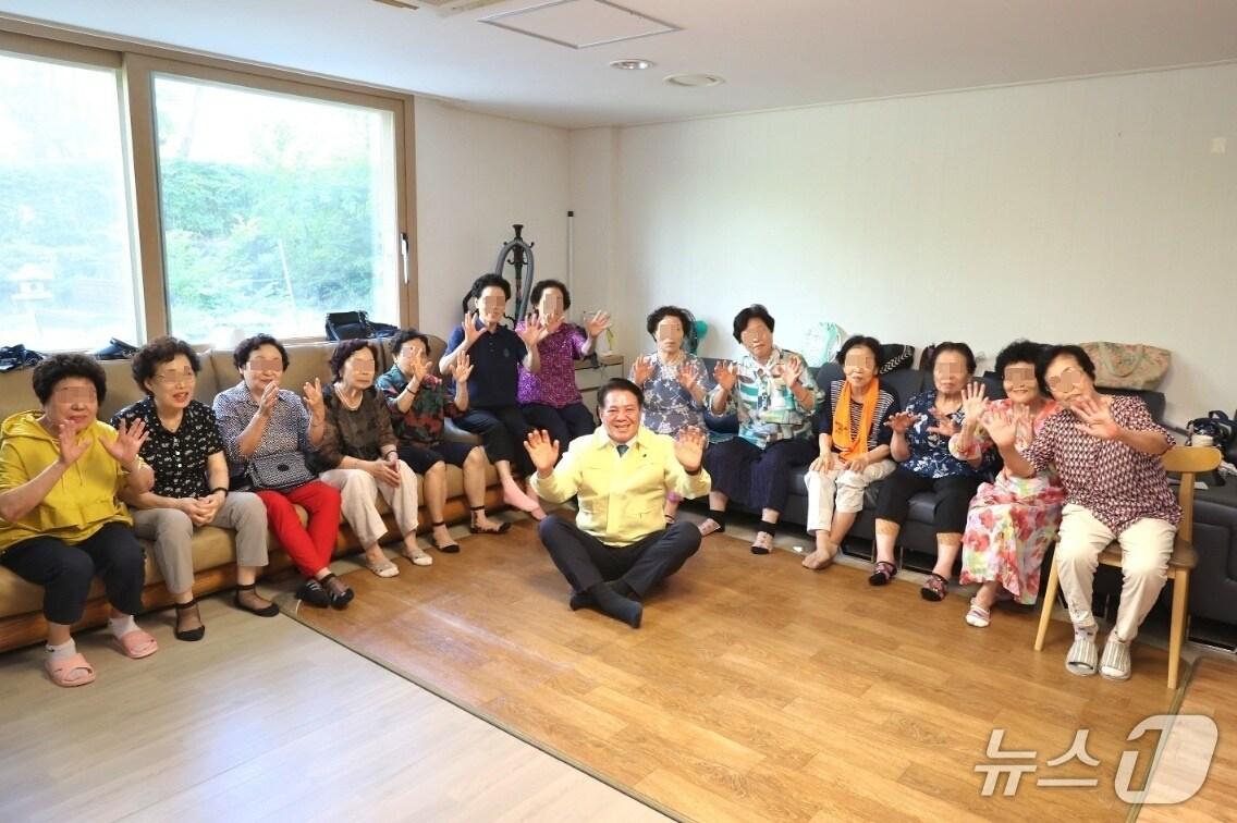 본문 이미지 - 최대호 경기 안양시장&#40;가운데&#41;이 10일 무더위쉼터인 경로당과 이동노동자 쉼터를 찾아 운영 상황을 점검하고, 이용자들과 소통했다.&#40;안양시 제공. 재판매 및 DB금지&#41;/뉴스1