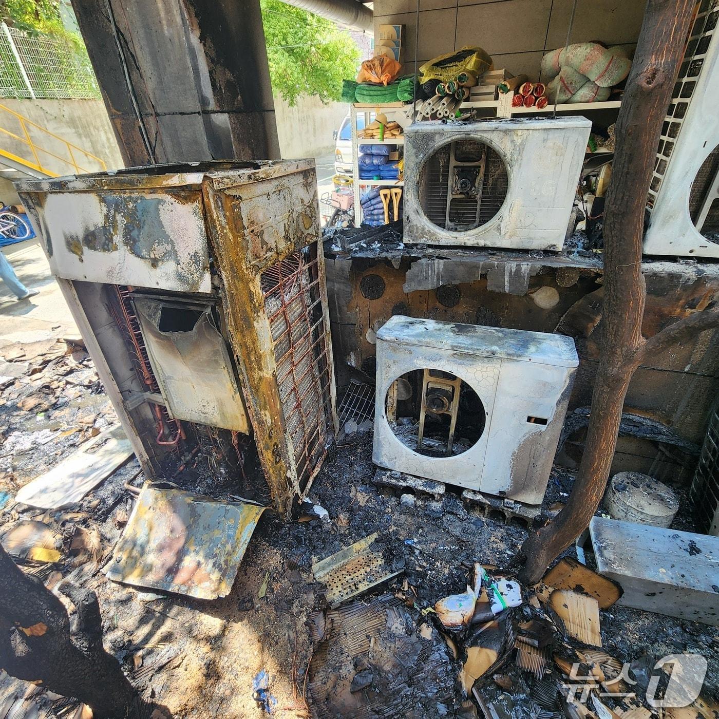 본문 이미지 - 9일 울산 울주 범서읍 굴화리서 발생한 화재 현장사진.(서울주소방서제공. 재판매 및 DB 금지)