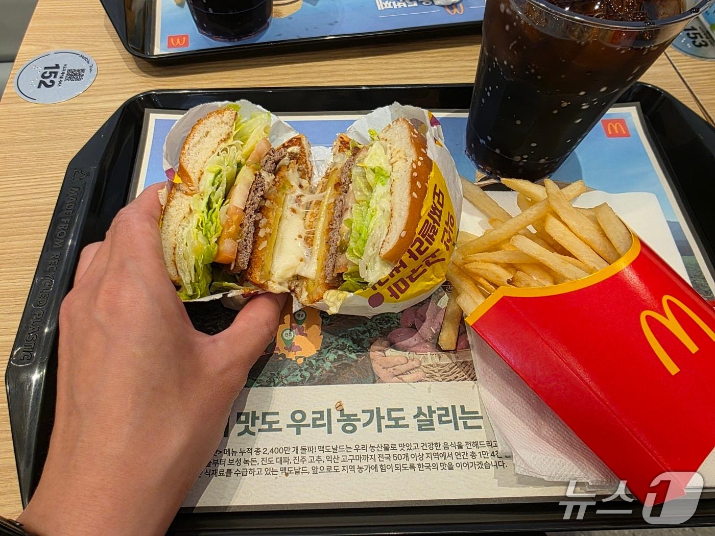 본문 이미지 - 익산 고구마 모짜렐라 버거를 반으로 가른 모습. ⓒ News1 이형진 기자