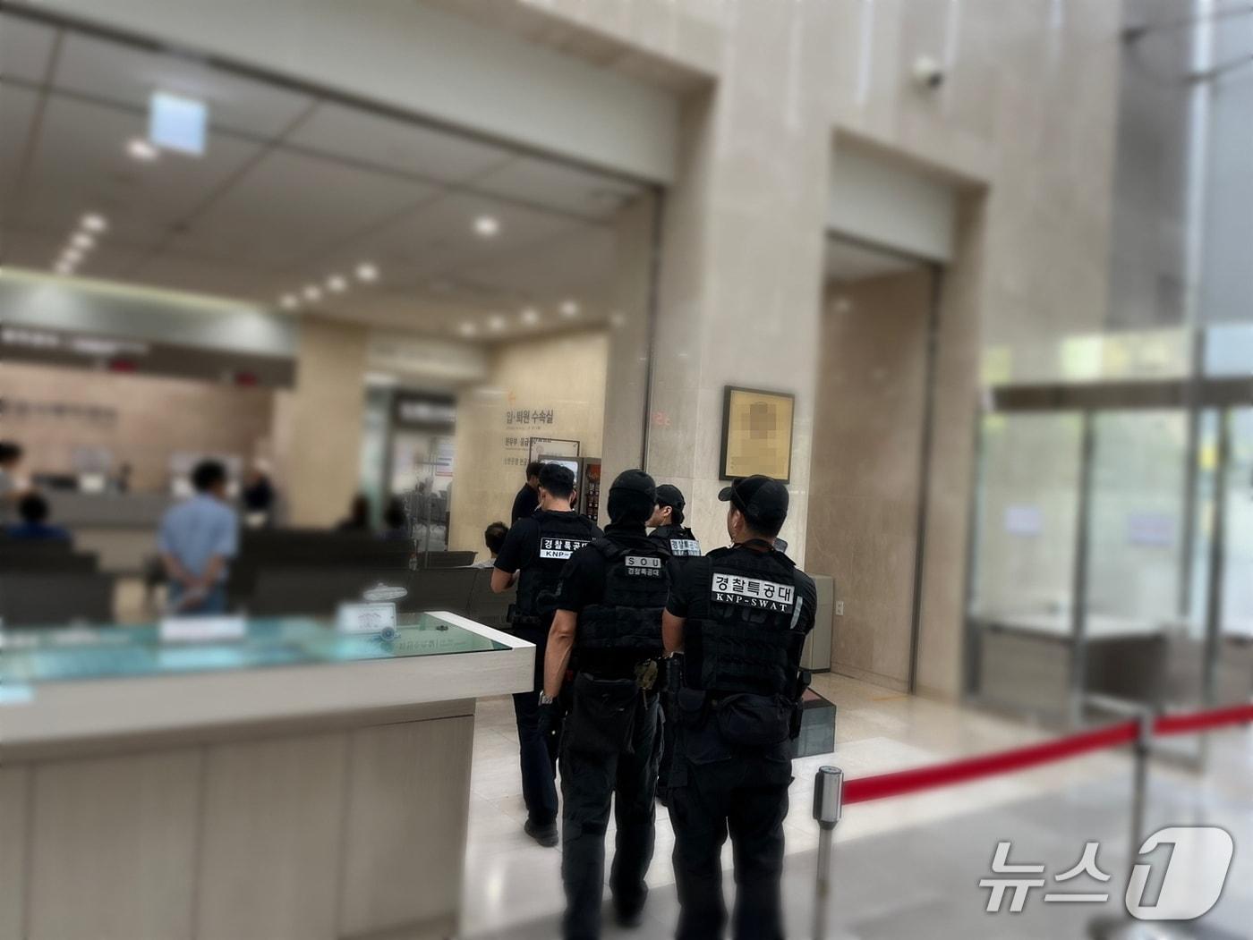 본문 이미지 - 부산 경찰이 폭탄이 설치됐다는 전화를 받고 병원을 수색하고 있다.(부산경찰청 제공. 재판매 및 DB 금지)