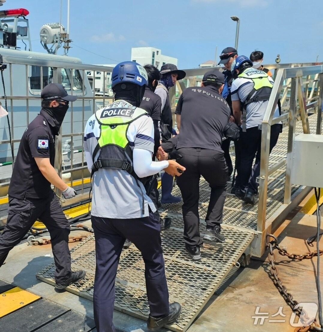본문 이미지 - 부안 임수도 해상 감전환자 이송 사진.(부안해경 제공. 재판매 및 DB금지)
