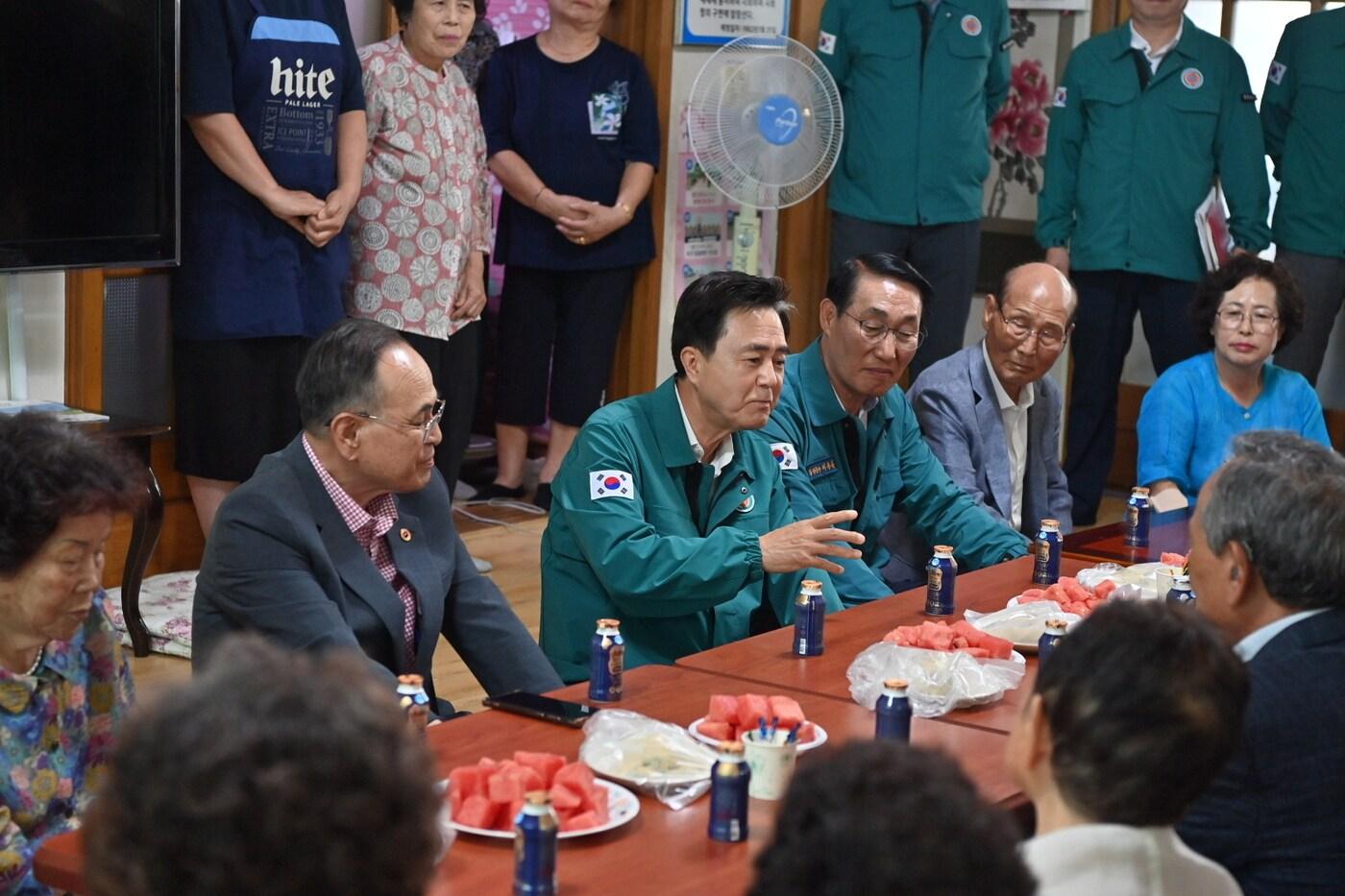  김태흠 충남지사(가운데)가 홍성 무더위쉼터를 찾아 어르신들의 애로사항을 청취하고 있다.(충남도 제공. 재판매 및 DB금지)/뉴스1