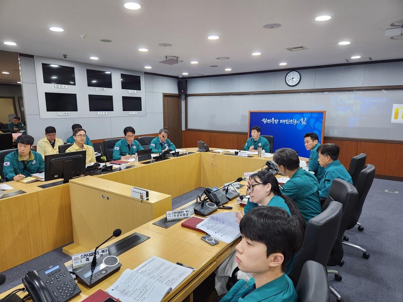 본문 이미지 - 폭염·수난사고 긴급 대책회의 모습.&#40;충남도 제공. 재판매 및 DB금지&#41;/뉴스1 