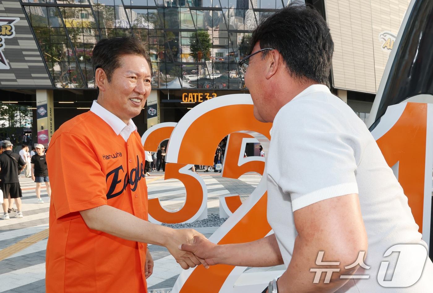 더불어민주당 당대표 선거에 나선 정청래 의원이 10일 오후 대전 한화생명 볼파크에서 열린 프로야구 '2025 신한 SOL뱅크 KBO 리그' 기아 타이거즈와 한화 이글스 경기를 찾아 관람객들과 인사하고 있다. 2025.7.10/뉴스1 ⓒ News1 김기태 기자