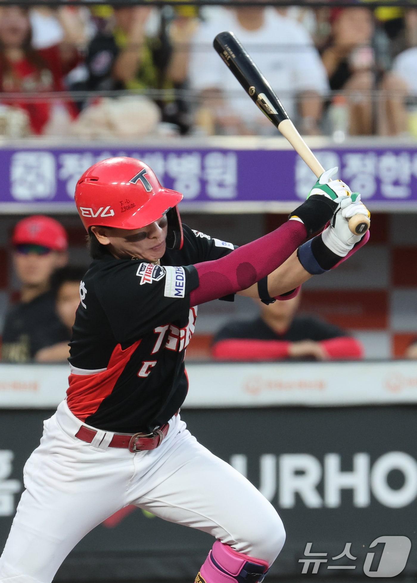 본문 이미지 - 10일 오후 대전 한화생명 볼파크에서 열린 프로야구 '2025 신한 SOL뱅크 KBO 리그' 기아 타이거즈와 한화 이글스 경기에서 4회초 기아 박찬호가 내야 안타를 치고 있다. 2025.7.10/뉴스1 ⓒ News1 김기태 기자