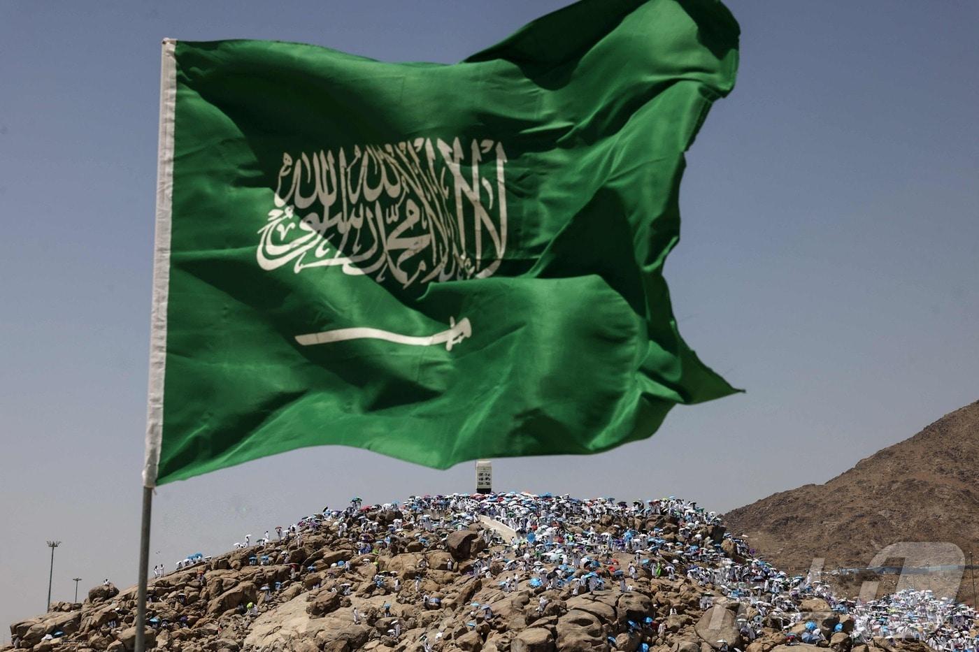 사우디 아라비아의 아라파트 산 위에 휘날리는 사우디 국기. ⓒ AFP=뉴스1
