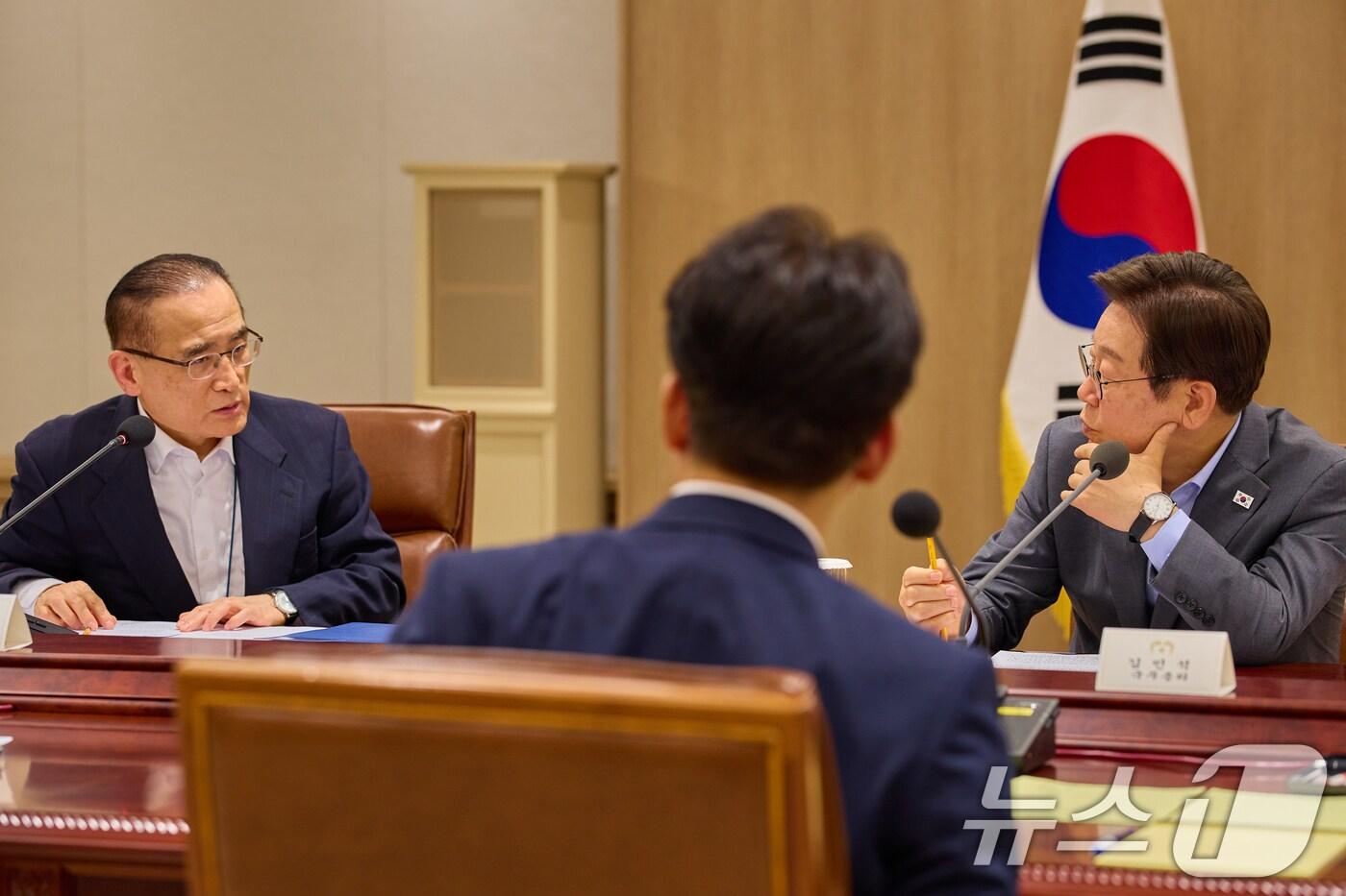 이재명 대통령이 10일 서울 용산 대통령실에서 열린 국가안전보장회의(NSC) 전체회의에서 위성락 국가안보실장과 대화하고 있다. (대통령실 제공. 재판매 및 DB 금지) 2025.7.10/뉴스1 ⓒ News1 허경 기자