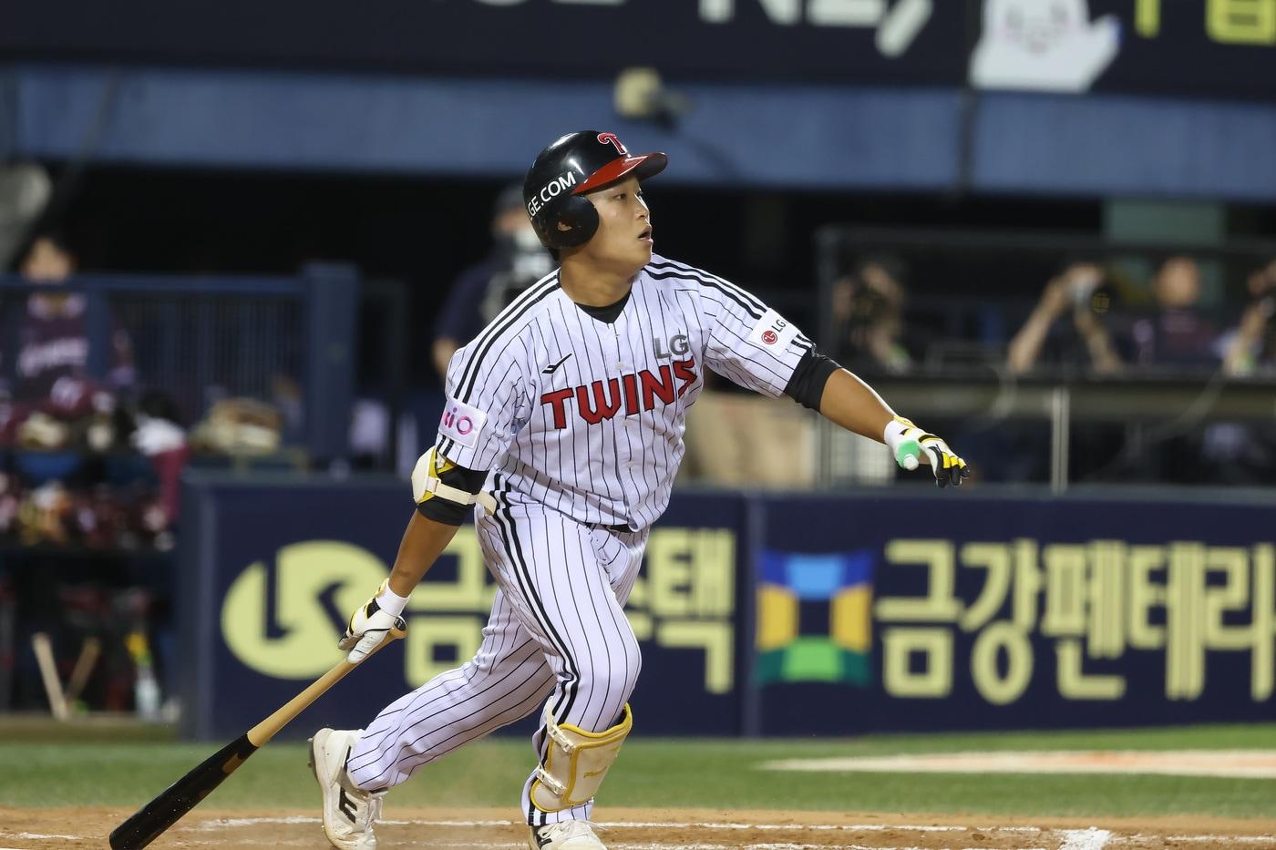 LG 트윈스 박관우가 10일 열린 KBO리그 잠실 키움 히어로즈전에서 7회말 대타로 나가 동점 홈런을 터뜨렸다. (LG 트윈스 제공)