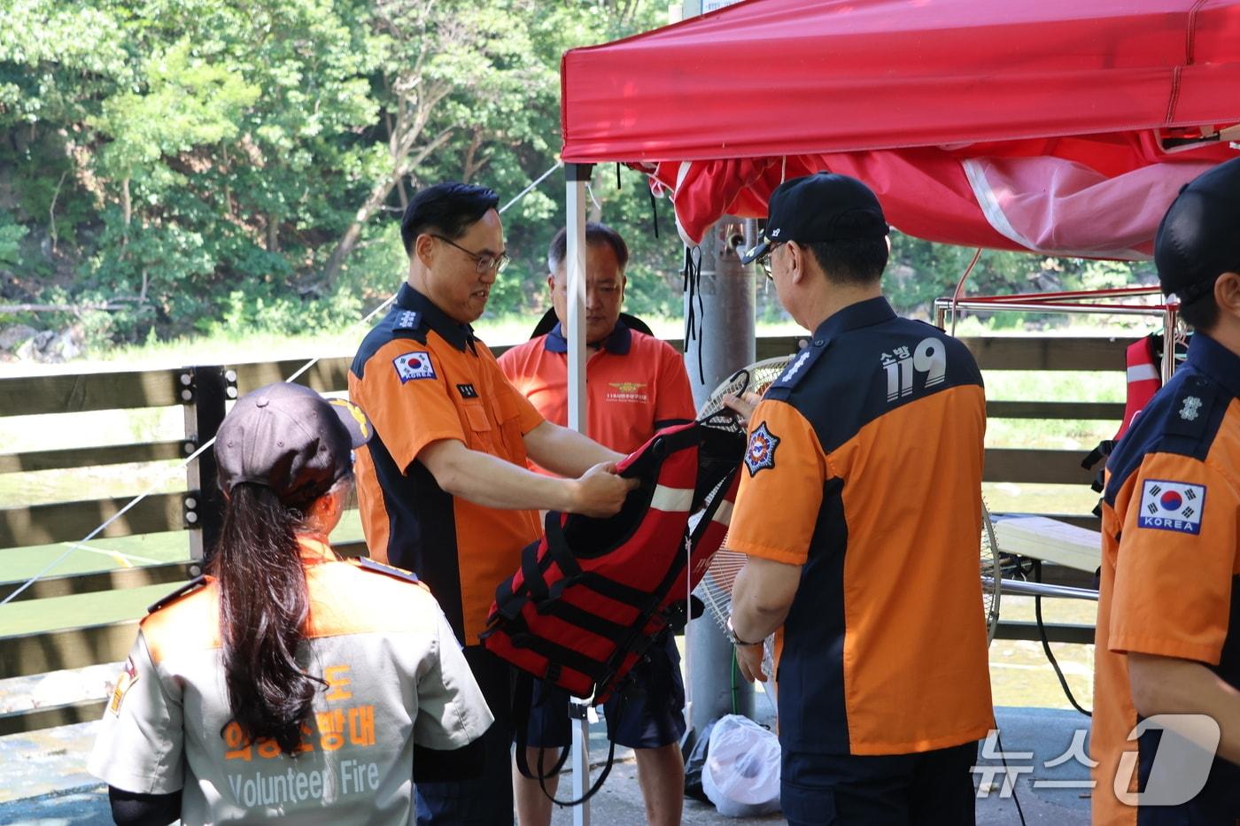 김재병 경기도소방재난본부장이 10일 여름철 물놀이 안전 관리를 위해 운영되고 있는 '가평 119시민수상구조대' 관계자를 격려하고 운영 상황을 점검하고 있다. (경기도소방재난본부 제공. 재판매 및 DB 금지) 2025.7.10/뉴스1