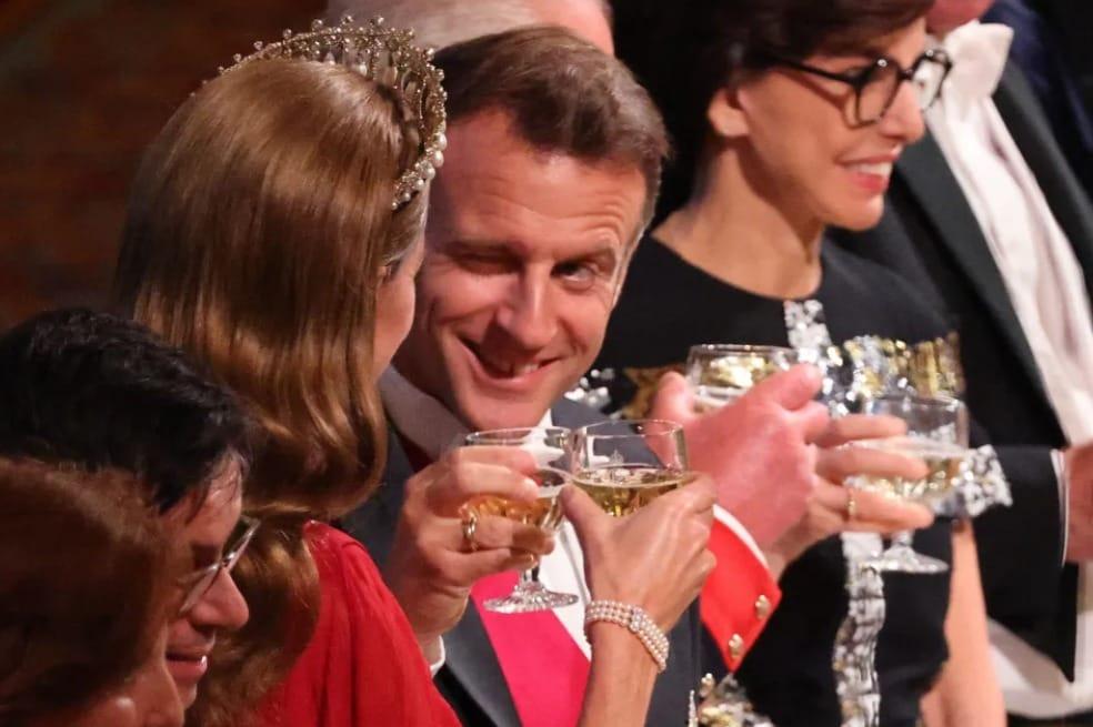 본문 이미지 - 영국을 국빈 방문 중인 에마뉘엘 마크롱 프랑스 대통령이 8일&#40;현지시간&#41; 만찬에서 케이트 미들턴 왕세자비에게 윙크하고 있다. 2025.07.08.  ⓒ AFP=뉴스1