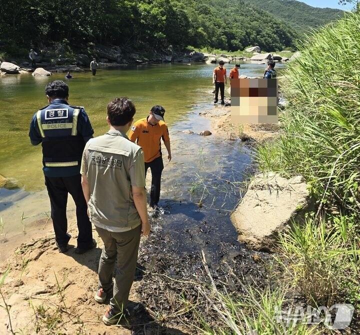 본문 이미지 - 10일 오후 1시 47분쯤 충북 괴산군 화양계곡에서 70대 등산객이 물에 빠져 심정지 상태로 병원으로 이송됐다. (괴산소방서 제공, 재판매 및 DB금지) /뉴스1 