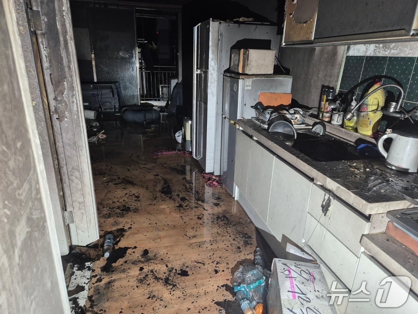 본문 이미지 -  공주 의당면 아파트 화재 현장. (공주소방서 제공, 재판매 및 DB금지) /  뉴스1