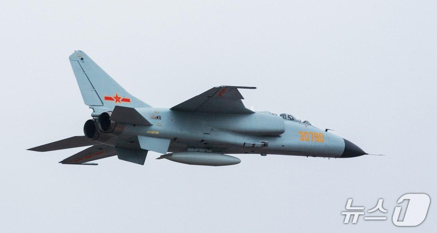 중국의 JH-7 전투폭격기. 2025.7.11./뉴스1