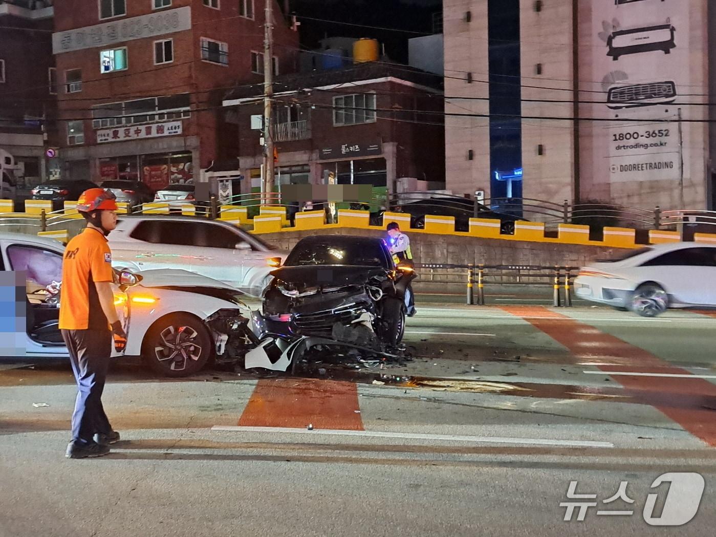 본문 이미지 - 10일 오후 부산 남구 황령대로 교통사고 현장.(부산 남부경찰서 제공. 재판매 및 DB 금지)