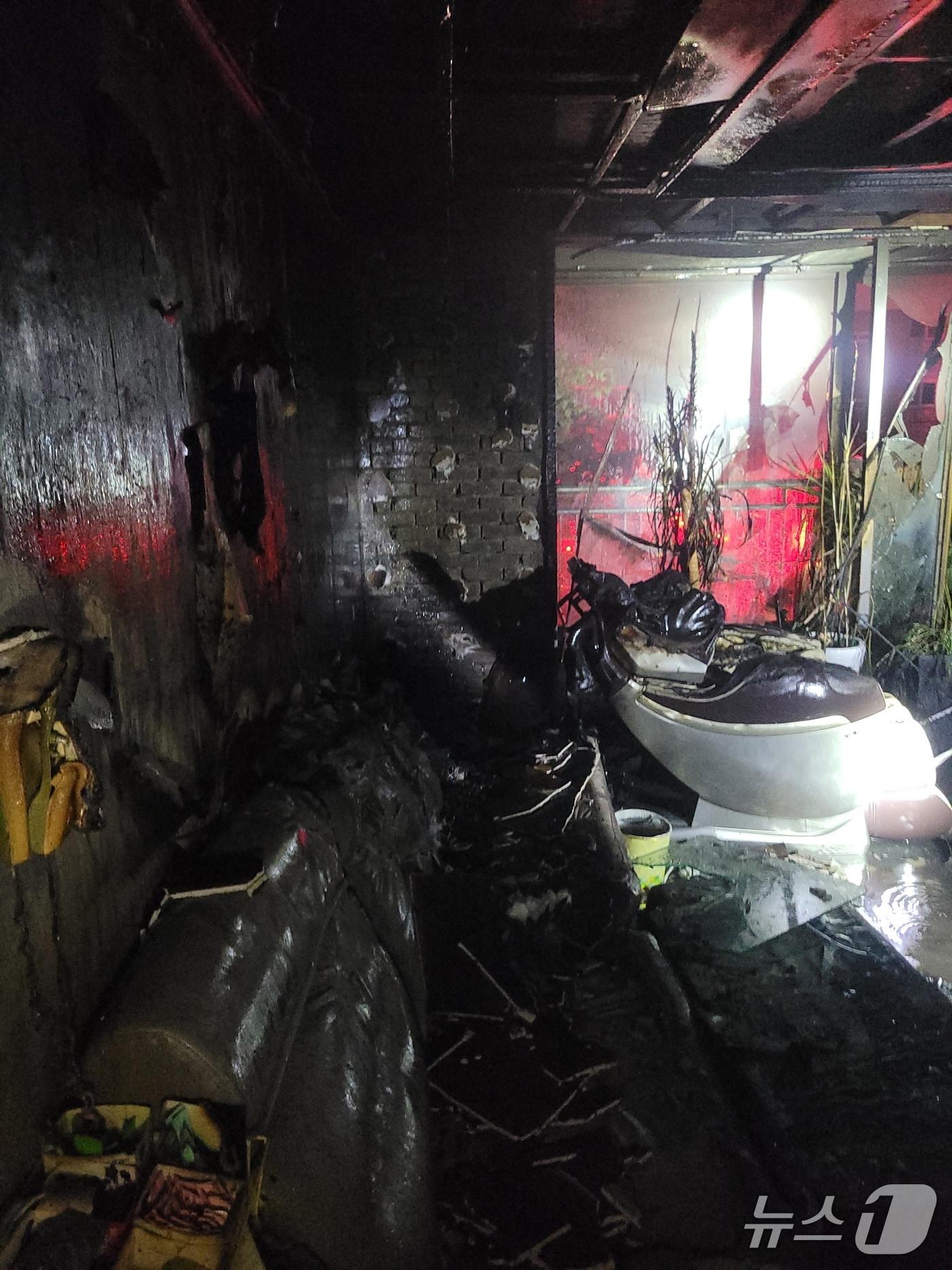 본문 이미지 - 11일 오전 1시 52분쯤 인천시 중구 항동7가 12층짜리 아파트에서 불이 났다.(인천소방본부 제공. 재배포 및 DB금지)2025.7.11/뉴스1