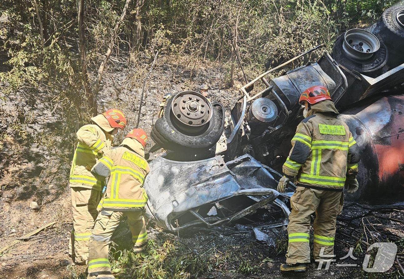 본문 이미지 - 10일 오전 9시10분쯤 상주시 화서면 하송리의 지방도로를 달리던 레미콘 트럭이 비탈길로 추락, 119구조대가 수습하고 있다.(경북소방본부 제공. 재판매 및 DB 금지)2025.7.11/뉴스1