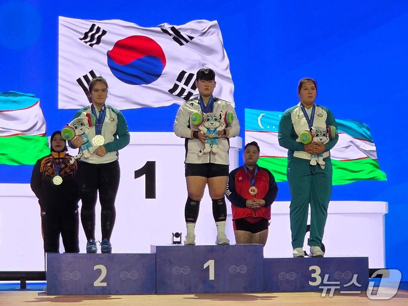 본문 이미지 - 역대 유망주 이하은이 아시아주니어역도선수권에서 3관왕을 달성한 뒤 시상대에 올라 기념 촬영하고 있다. (대한역도연맹 제공)