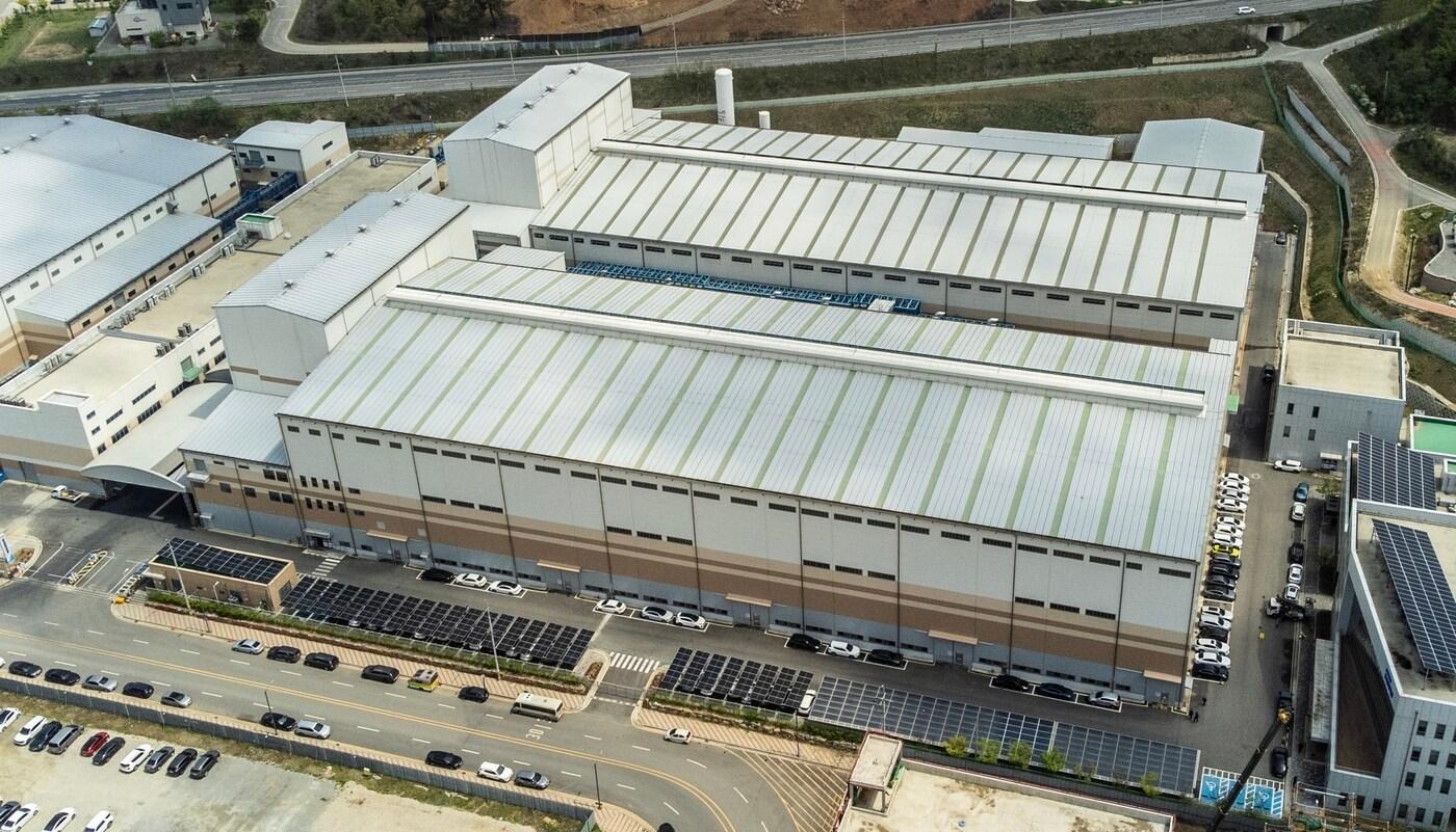 일본 배터리사에 공급하는 천연 흑연 음극재를 생산하는 포스코퓨처엠 세종 음극재 공장 전경&lt;자료사진&gt;&#40;포스코퓨처엠 제공&#41;. 2025.07.11.