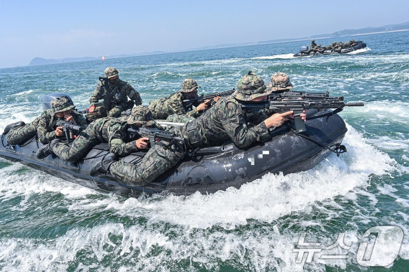 육군 특수전사령부 예하 귀성부대는 지난 7일부터 충남 태안 안면도 일대에서 폭염을 극복하며 해상침투훈련을 실시했다고 11일 밝혔다. 귀성부대 특전대원들이 고무보트를 활용한 해상고속침투 훈련을 실시하고 있다. &#40;육군 제공. 재판매 및 DB 금지&#41; 2025.7.11/뉴스1