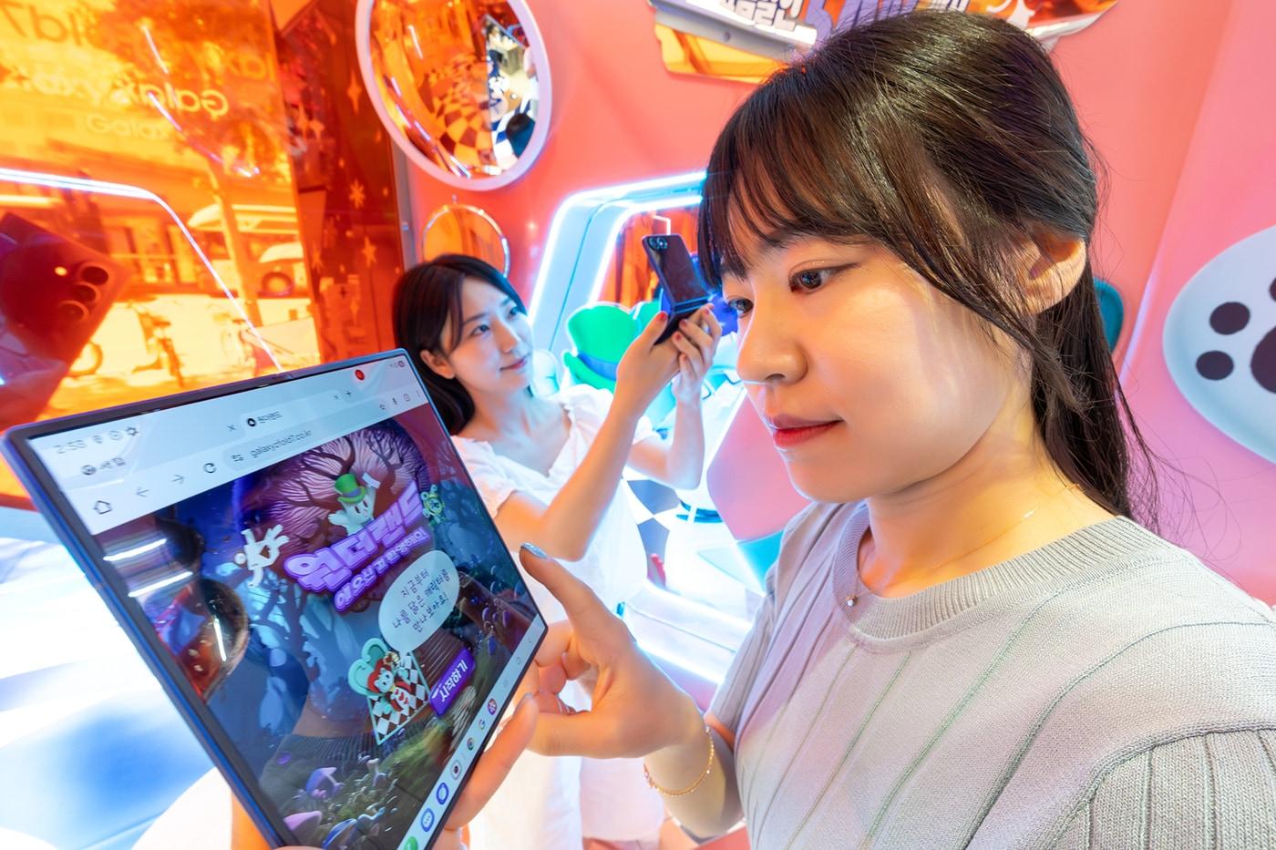 모델들이 KT 홍대 애드샵 플러스에 마련된 ‘갤럭시 Z 폴더블7 AI 체험존’에서 AI 기반 콘텐츠를 체험하고 있다. &#40;KT 제공&#41;