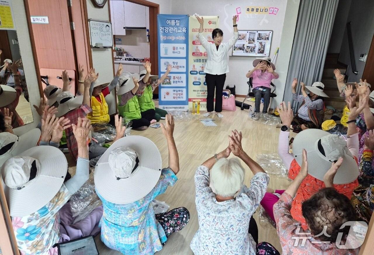 본문 이미지 - 지난 2일 관내 무더위쉼터에서 진행된 여름철 건강관리교육 모습(태안군 제공. 재판매 및 DB금지)2025.7.11/뉴스1