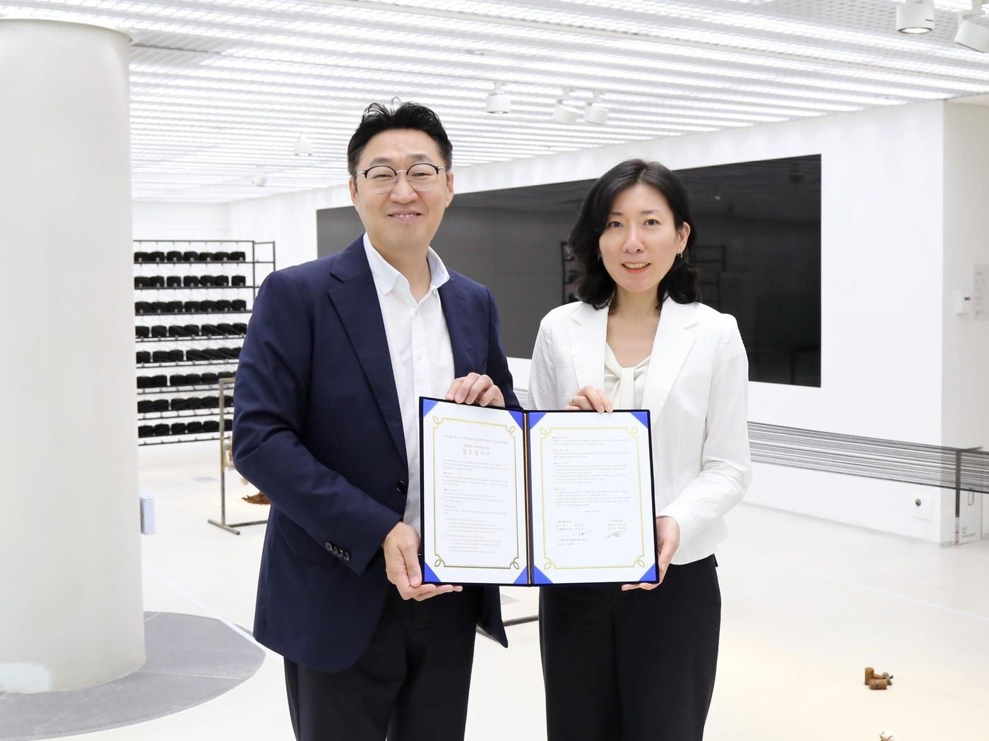 본문 이미지 - 지난 10일 진행된 업무협약식에 참석한 곽종우 신세계디에프 마케팅담당과 정소라 서울시립미술관 학예연구부장(왼쪽부터)이 기념촬영을 하고 있다(신세계면세점 제공).