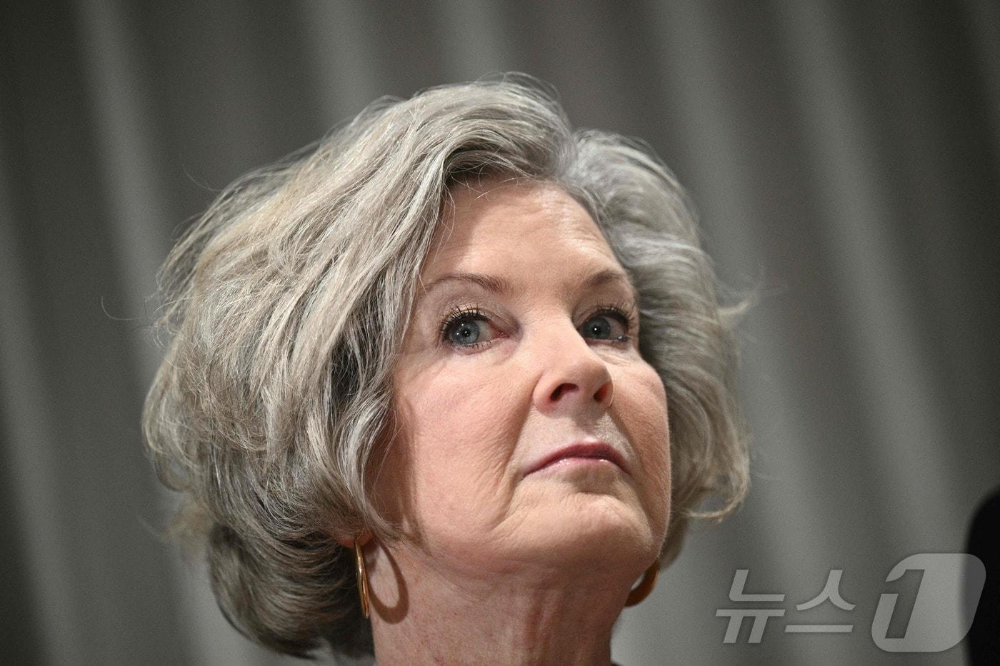 수지 와일스 백악관 비서실장이 지난 6월 16일 캐나다 캐내내스키스에서 열린 주요 7개국&#40;G7&#41; 정상회의에서 도널드 트럼프 대통령을 보좌하고 있다. 2025.6.16 ⓒ AFP=뉴스1 ⓒ News1 강민경 기자