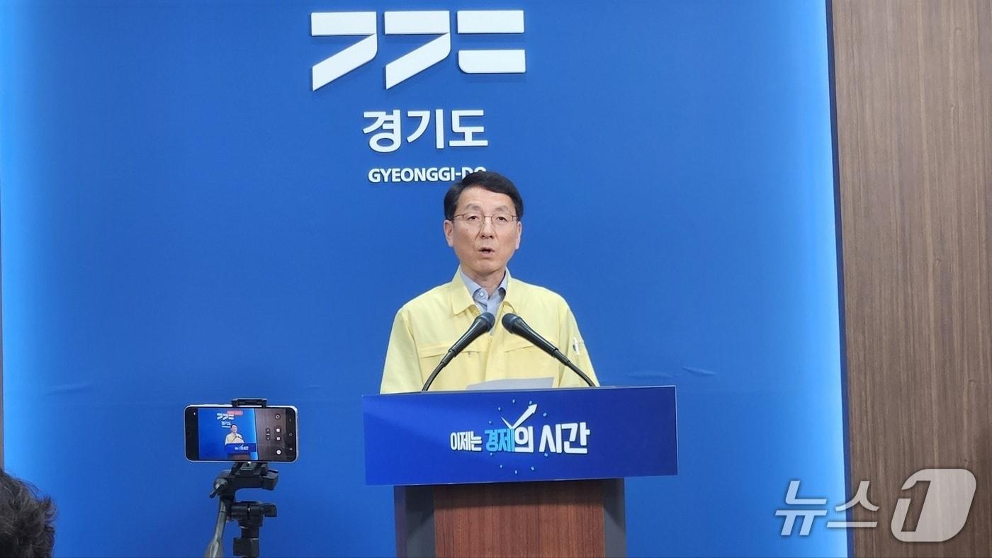 폭염 대응 긴급 대책을 발표하고 있는 김성중 경기도 행정1부지사.ⓒ 뉴스1 최대호 기자