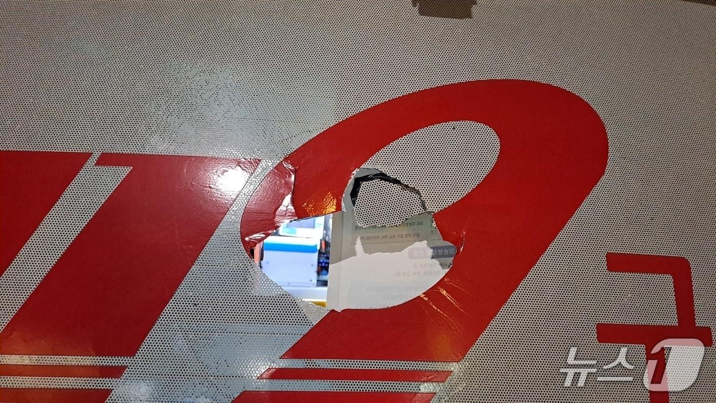 구급차 유리창이 파손된 모습.(전북소방본부 제공. 재판매 및 DB금지)