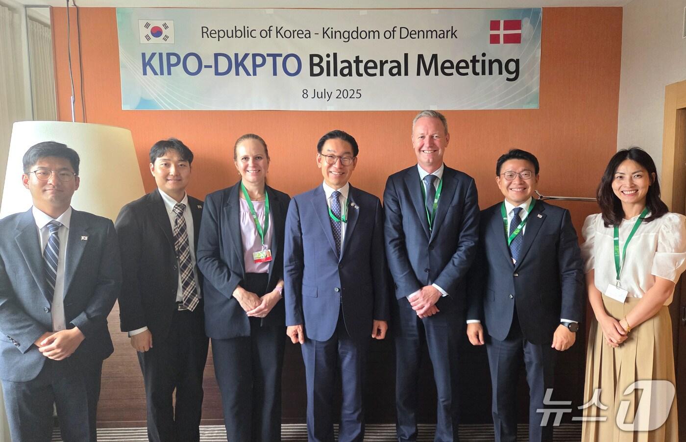 한-덴마크특허상표청 청장 회담 후 기념 촬영을 하는 모습(특허청 제공.재판매 및 DB금지)/뉴스1