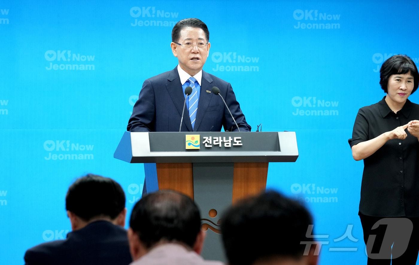 김영록 전라남도지사가 11일 도청 브리핑룸에서 이재명 정부의 획기적 RE100 산업단지 정책에 대한 환영문을 발표하고 있다.(전남도 제공. 재판매 및 DB금지) 2025.7.11/뉴스1 
