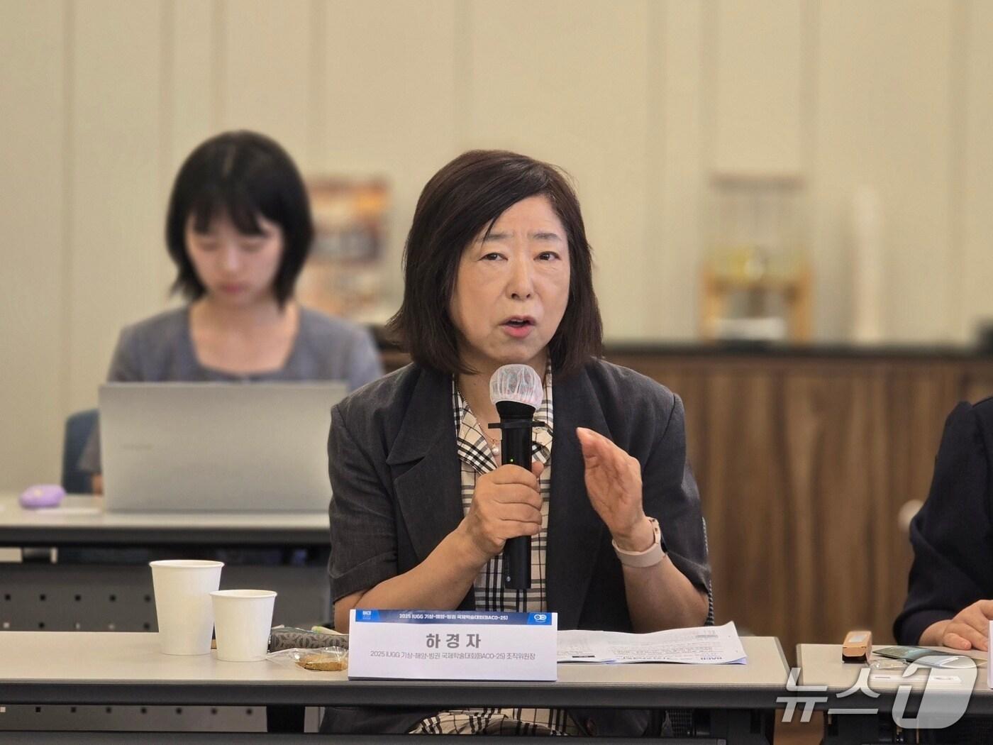 본문 이미지 - 하경자 부산대 대기환경과학과 교수&#40;전 기상학회장&#41;가 10일 &#39;2025 IUGG 기상·해양·빙권 국제학술대회&#39;&#40;BACO-25&#41;에 대해 설명하고 있다. ⓒ 뉴스1 황덕현 기자