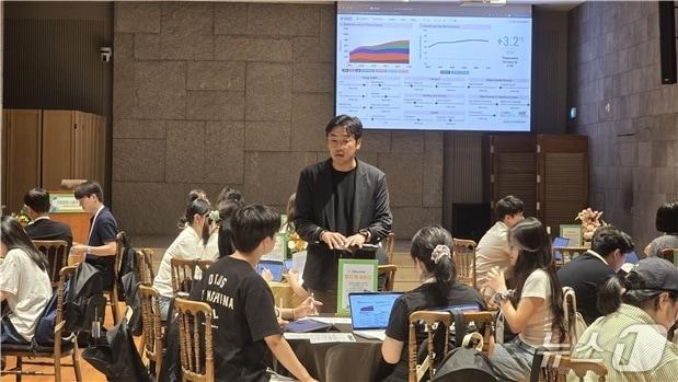 본문 이미지 - 대통령직속 2050 탄소중립녹색성장위원회&#40;탄녹위&#41;가 개최한 시뮬레이션 프로그램에 참가한 참가자들.&#40;국무총리비서실 자료 제공&#41;