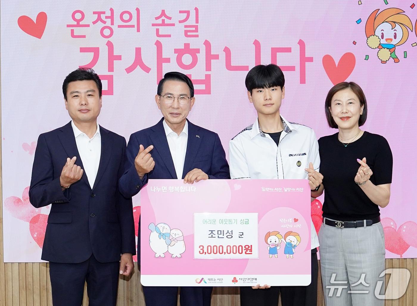 본문 이미지 - 지난 10일 시청 시장실에서 열린 조덕래 씨 가족 성금 기탁식  후 기념촬영을 하고 있다. 왼쪽부터 조덕래 씨, 이완섭 서산시장, 조민성 군, 김옥자 씨. (서산시 제공. 재판매 및 DB금지)2025.7.11/뉴스1