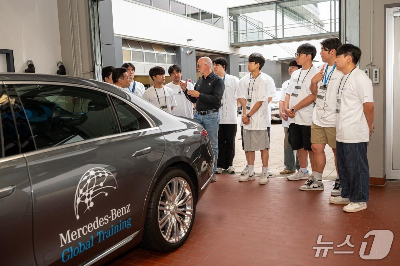 제18기 메르세데스-벤츠 모바일 아카데미 우수 수료 학생들이 메르세데스-벤츠 독일 본사의 '글로벌 트레이터'를 방문한 모습(메르세데스-벤츠 코리아 제공). 2025.07.11.