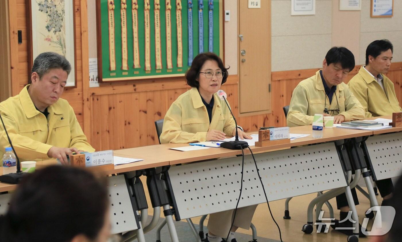 이미라 산림청 차장(왼쪽에서 두 번째)이 11일 대전정부청사에서 ‘산불 피해 복원·복구 추진단 2차 추진상황 점검회의'를 하고 있다. (산림청 제공.재판매 및 DB금지)/뉴스1