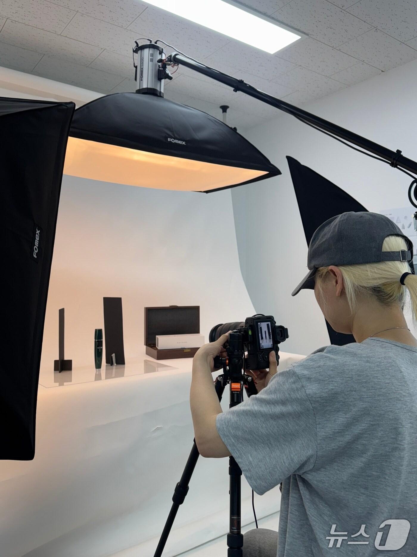 본문 이미지 - 용인 디지털무역종합지원센터(deXter)에서 제품 홍보 사진을 촬영하고 있는 모습.(용인시 제공)