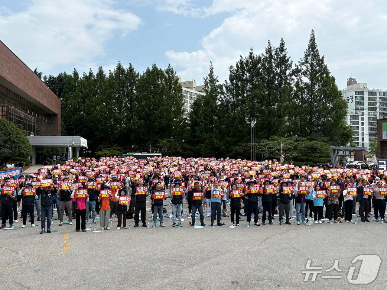 본문 이미지 - 11일 전국금속노조 금호타이어지회는 광주공장 앞에서 기자회견을 열고 국내공장 축소 반대 등을 요구하고 있다.&#40;금속노조 제공. 재판매 및 DB 금지&#41;